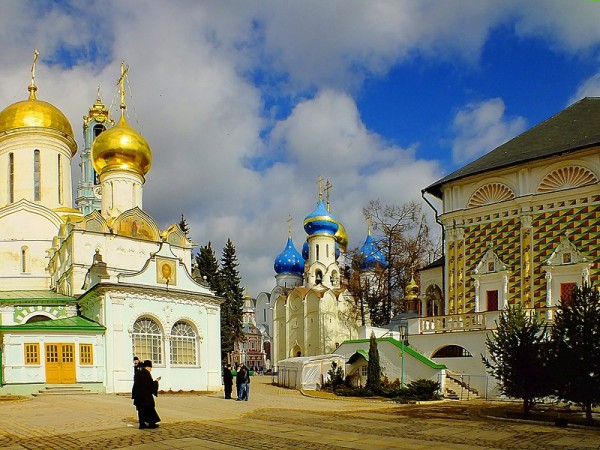 Справа Никоновский придел собора, слева - Серапионова палатка или «Палатка трёх мощей»