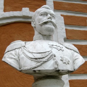 Бюст Николаю II на территории Успенского храма